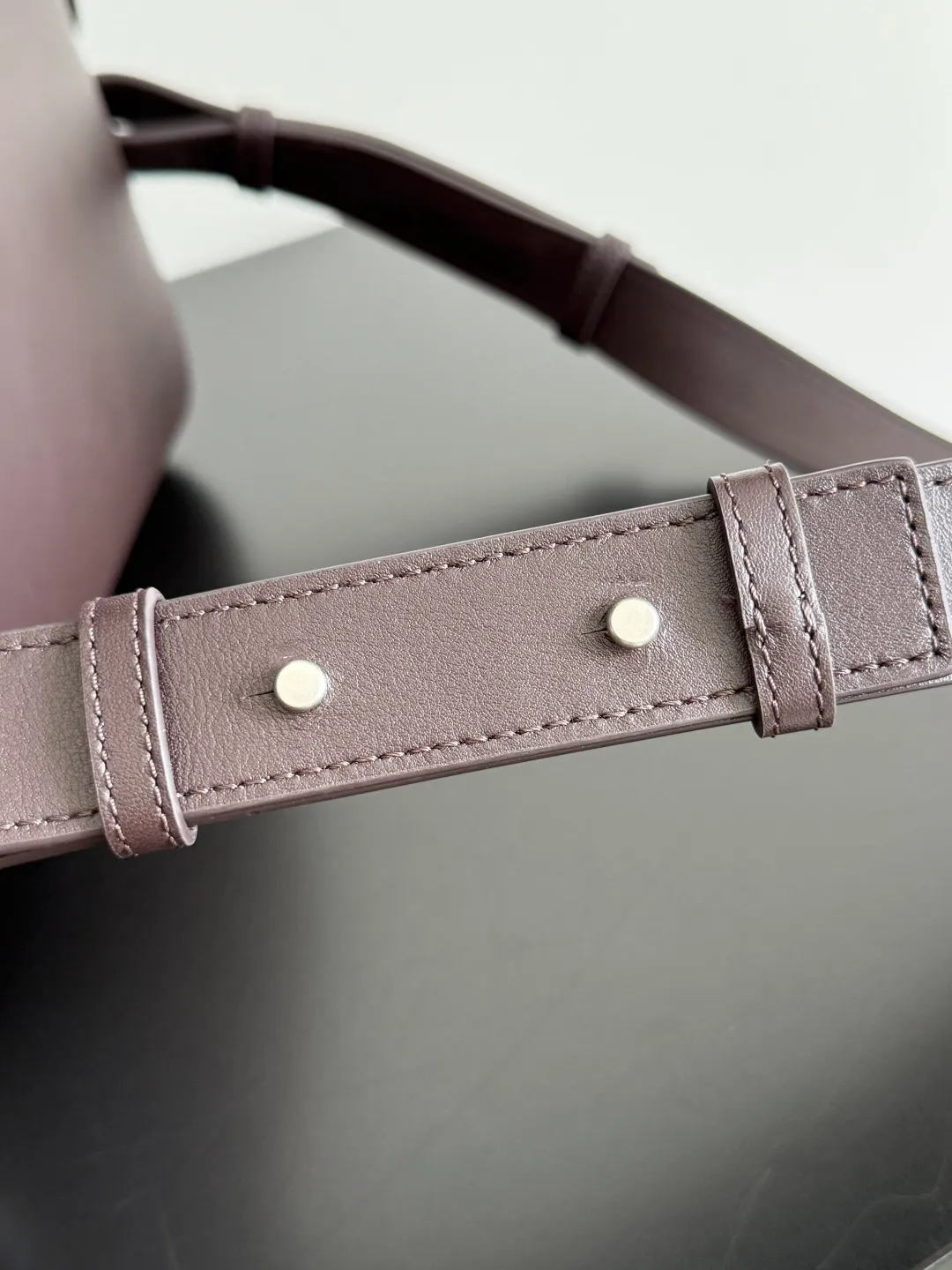 Batch 2560 Bottega Veneta's new Back To School backpack uses the iconic Intrecciato weaving leather process. Craftsmen use fine soft calfskin to weave it by hand. The weaving is tight and regular, and the texture is three-dimensional. The luster of the leather is super high-end, and the woven design of two different leathers creates a unique sense of layering. The flip-open design is equipped with two external flap pockets. It is super versatile whether it is for work, travel or daily life, and the capacity is also very practical.  The Back-To-School backpack is lighter than previous backpacks, and the space is large but not bulky. There are compartments for laptops and documents on the inner layer. The style is personalized, and it looks good and is easy to match. Carrying this backpack will double your chances of returning! Style number: 805971 Size: 39*31*14cm
